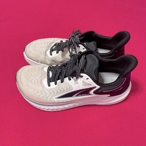 Altra Torin 7 Women's Size 10 Running Athletic Shoes EUC White Black